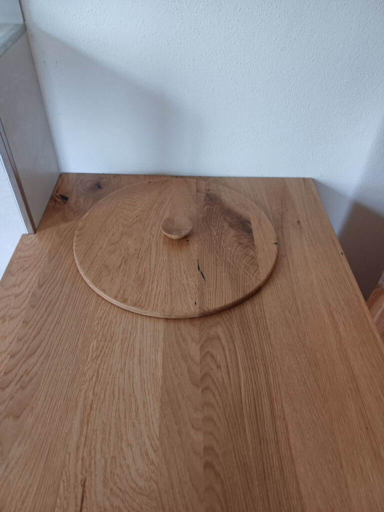 Arbeitsplatte aus Eiche mit eingelassenem runden Holzdeckel und gedrechseltem Knauf