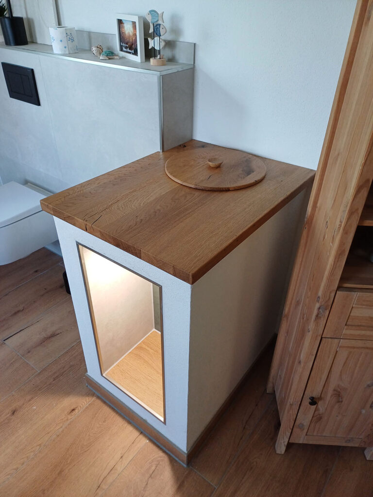Maßgefertigte kombinierte Wäscheschrank-Kommode aus hochwertigem Holz. Dieses Möbelstück bietet eine Einwurfmöglichkeit für Wäsche und kombiniert die Funktion eines Schranks mit der Kompaktheit einer Kommode. Perfekt für Bad, Schlafzimmer oder Ankleidezimmer.