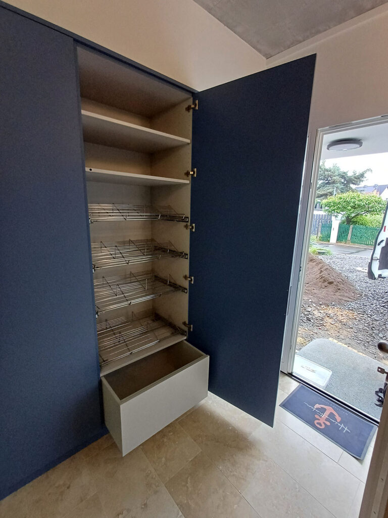 Einbaugarderobe mit ausklappbaren Schuhauszügen und Schublade
