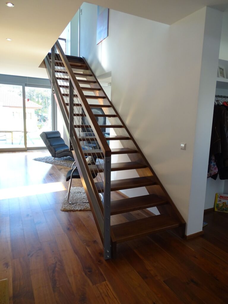 Holz-Stahl-Treppe mit Stahlwangen, offenen Holzstufen und Seilgeländer